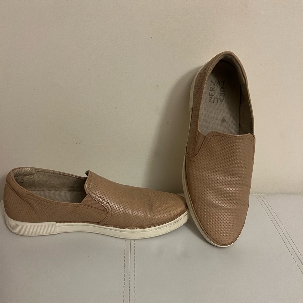 Naturalizer women’s 9 beige tan slip on sneaker shoe